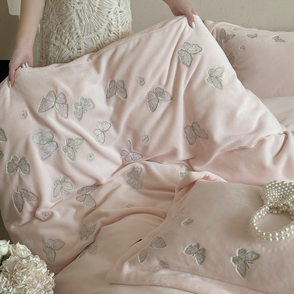 91家纺网 家纺一手货源 找家纺 鹿班家居 2025新款冬季高克重牛奶绒精密刺绣系列四件套-温柔浅梦（标准会员-10元） 温柔浅梦-粉色