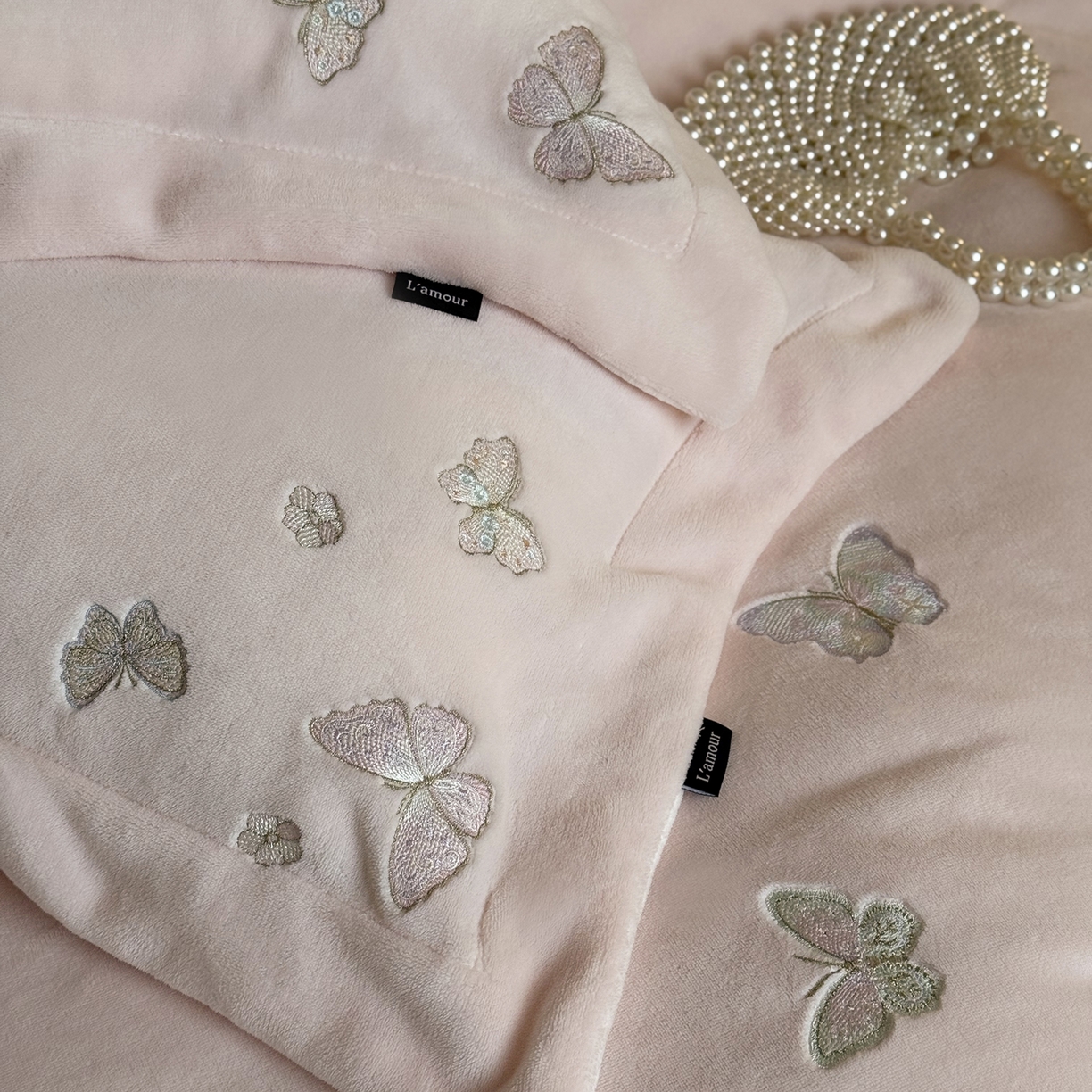 91家纺网 家纺一手货源 找家纺 鹿班家居 2025新款冬季高克重牛奶绒精密刺绣系列四件套-温柔浅梦（标准会员-10元） 温柔浅梦-粉色