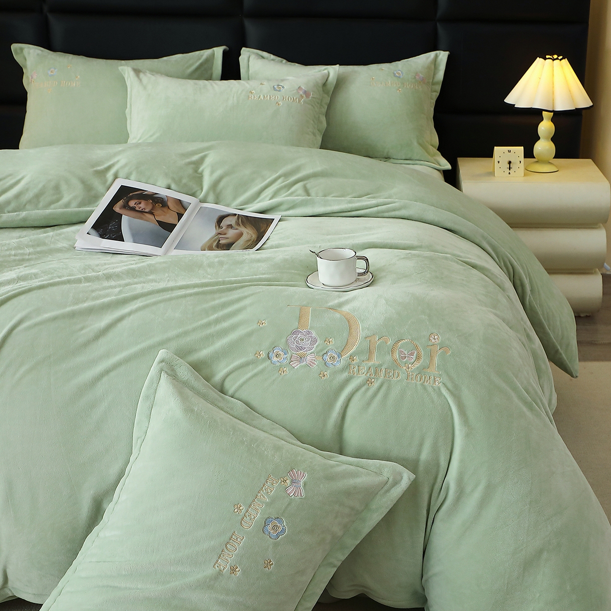 91家纺网 家纺一手货源 找家纺 晶缦家纺 2025新款高克重全消光蚕丝绒刺绣花四件套 初羡-清新绿