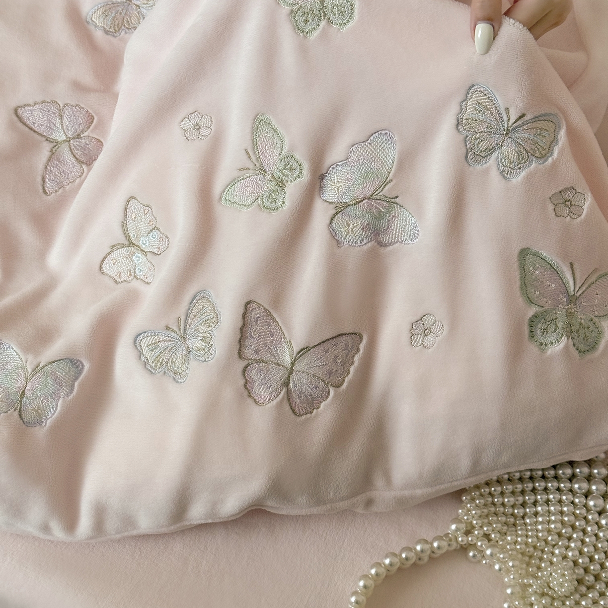 91家纺网 家纺一手货源 找家纺 鹿班家居 2025新款冬季高克重牛奶绒精密刺绣系列四件套-温柔浅梦（标准会员-10元） 温柔浅梦-粉色