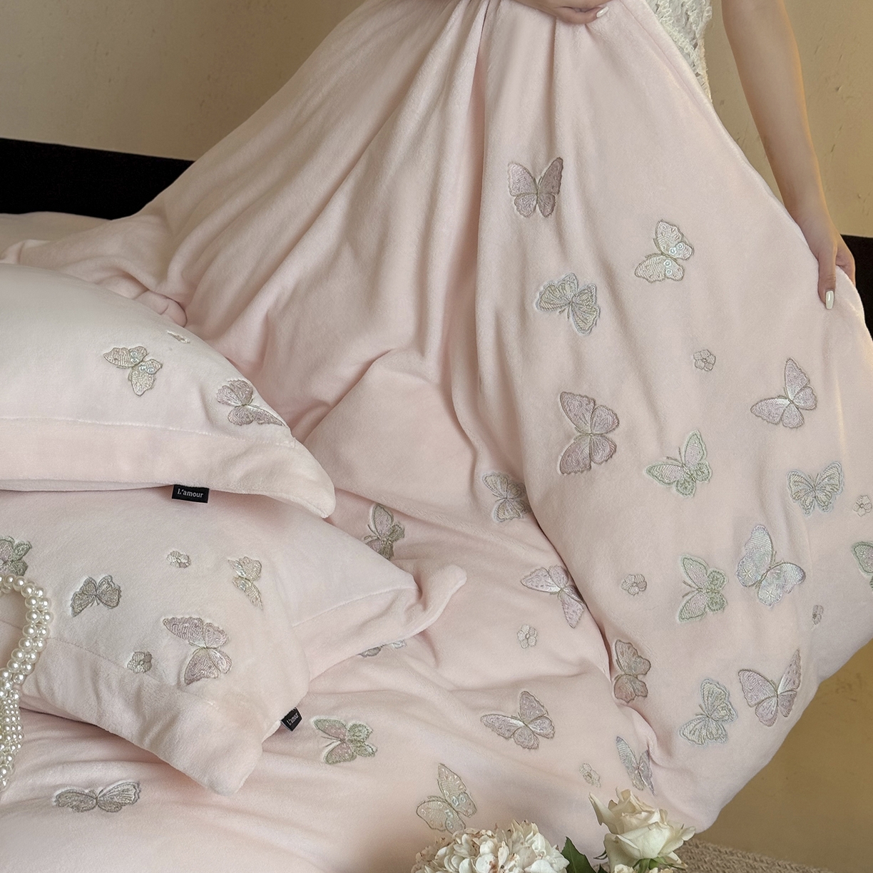 91家纺网 家纺一手货源 找家纺 鹿班家居 2025新款冬季高克重牛奶绒精密刺绣系列四件套-温柔浅梦（标准会员-10元） 温柔浅梦-粉色