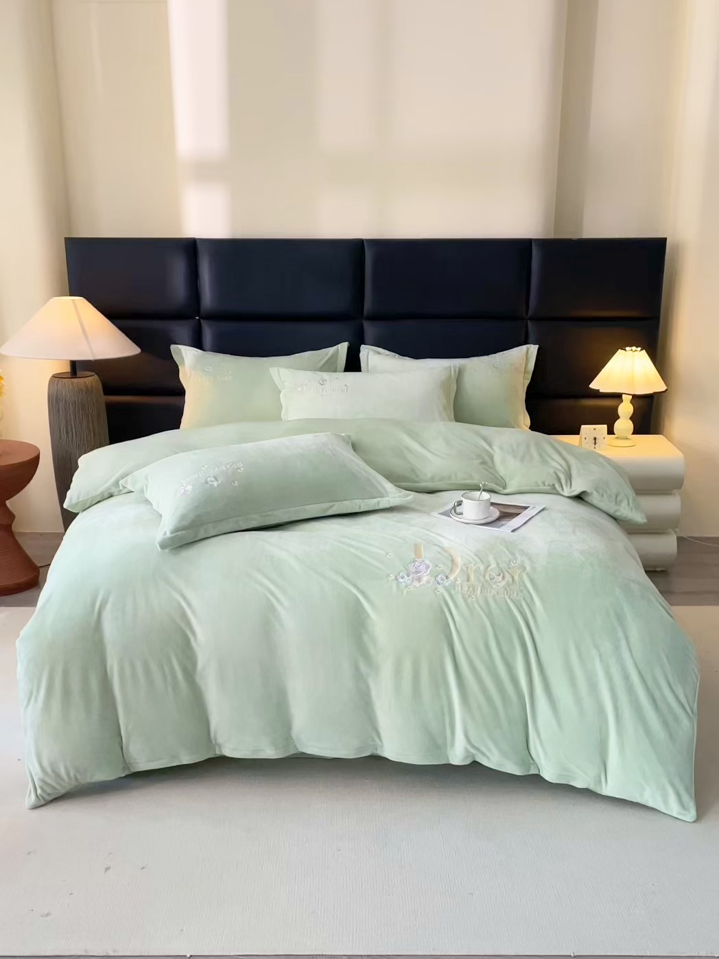 91家纺网 家纺一手货源 找家纺 晶缦家纺 2025新款高克重全消光蚕丝绒刺绣花四件套 初羡-清新绿