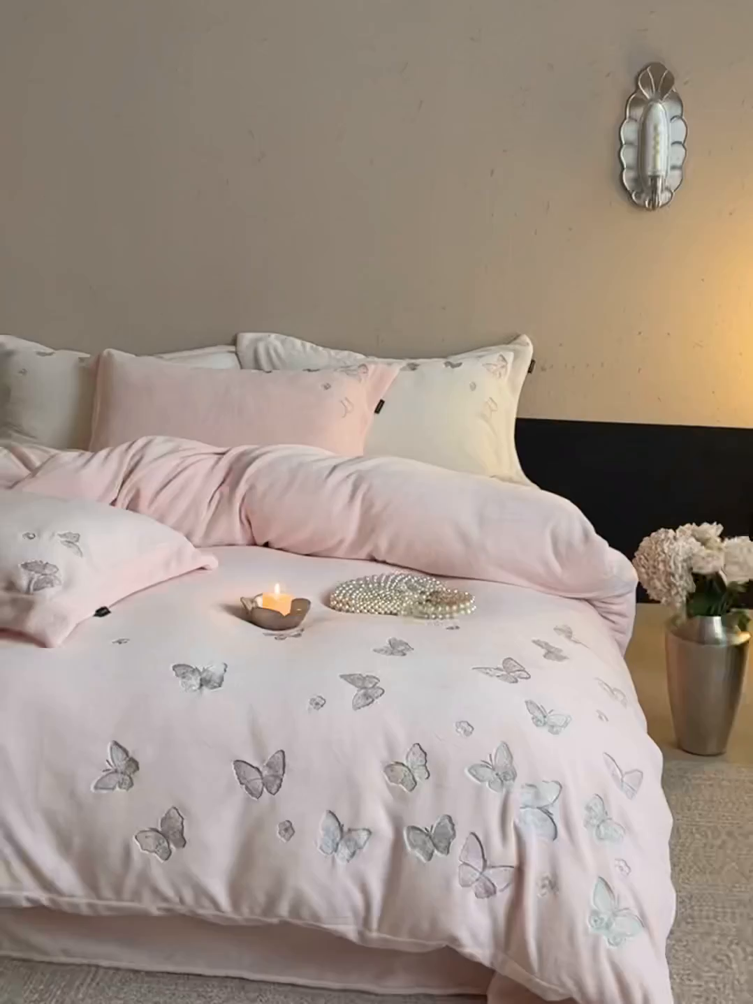 91家纺网 家纺一手货源 找家纺 鹿班家居 2025新款冬季高克重牛奶绒精密刺绣系列四件套-温柔浅梦（标准会员-10元） 温柔浅梦-粉色