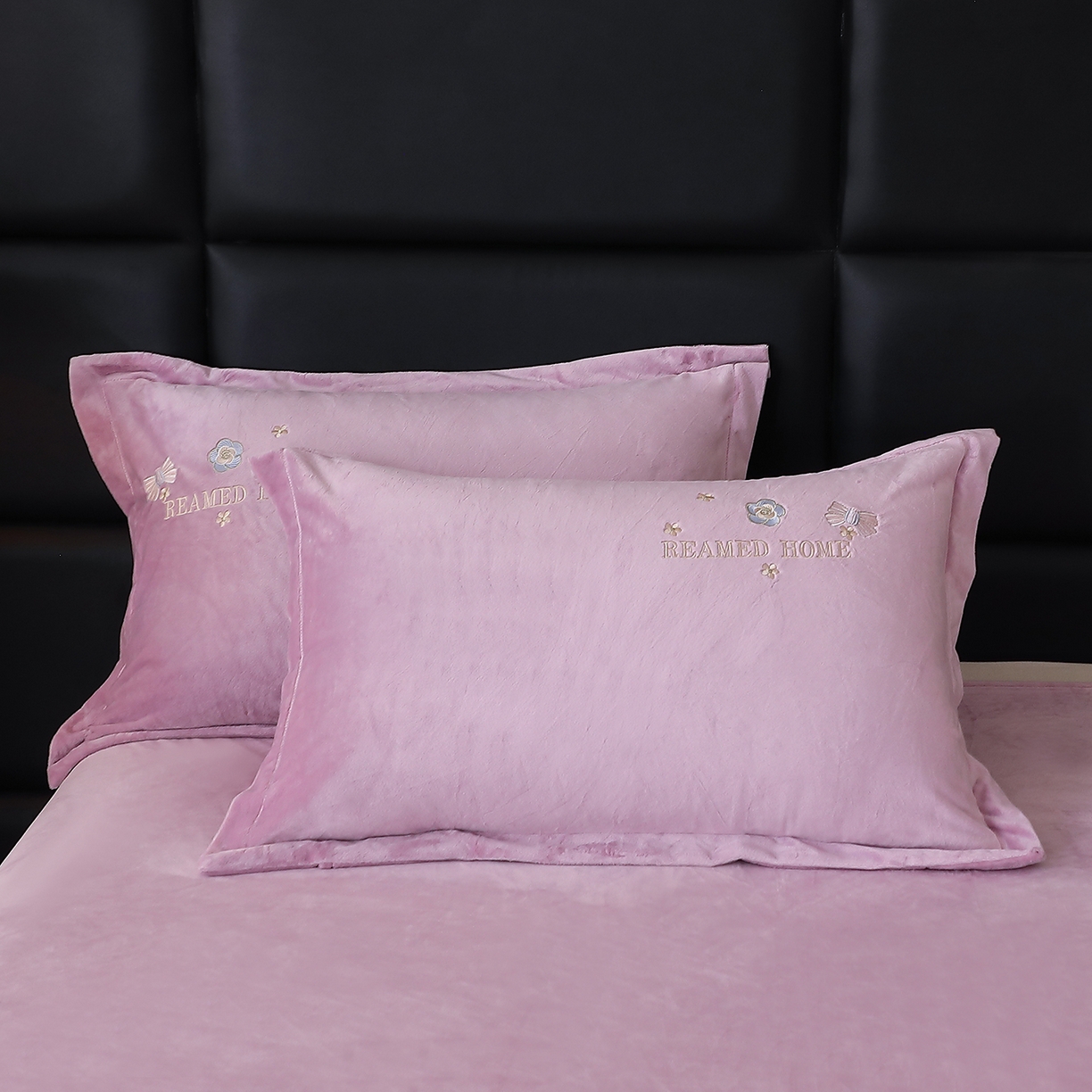 91家纺网 家纺一手货源 找家纺 晶缦家纺 2025新款高克重全消光蚕丝绒刺绣花四件套 初羡-薰衣紫