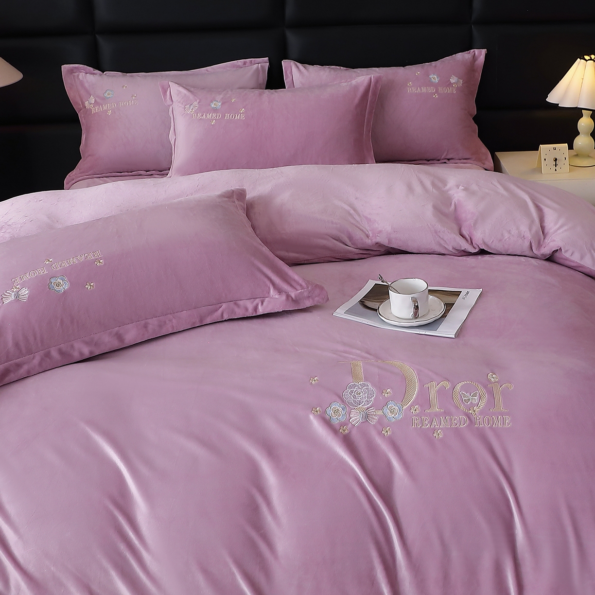 91家纺网 家纺一手货源 找家纺 晶缦家纺 2025新款高克重全消光蚕丝绒刺绣花四件套 初羡-薰衣紫