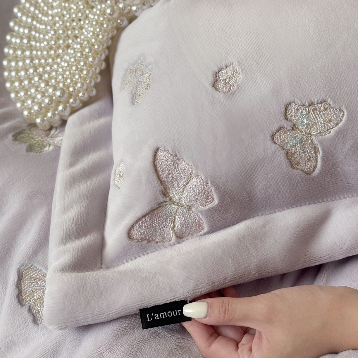 91家纺网 家纺一手货源 找家纺 鹿班家居 2025新款冬季高克重牛奶绒精密刺绣系列四件套-温柔浅梦（标准会员-10元） 温柔浅梦-紫色