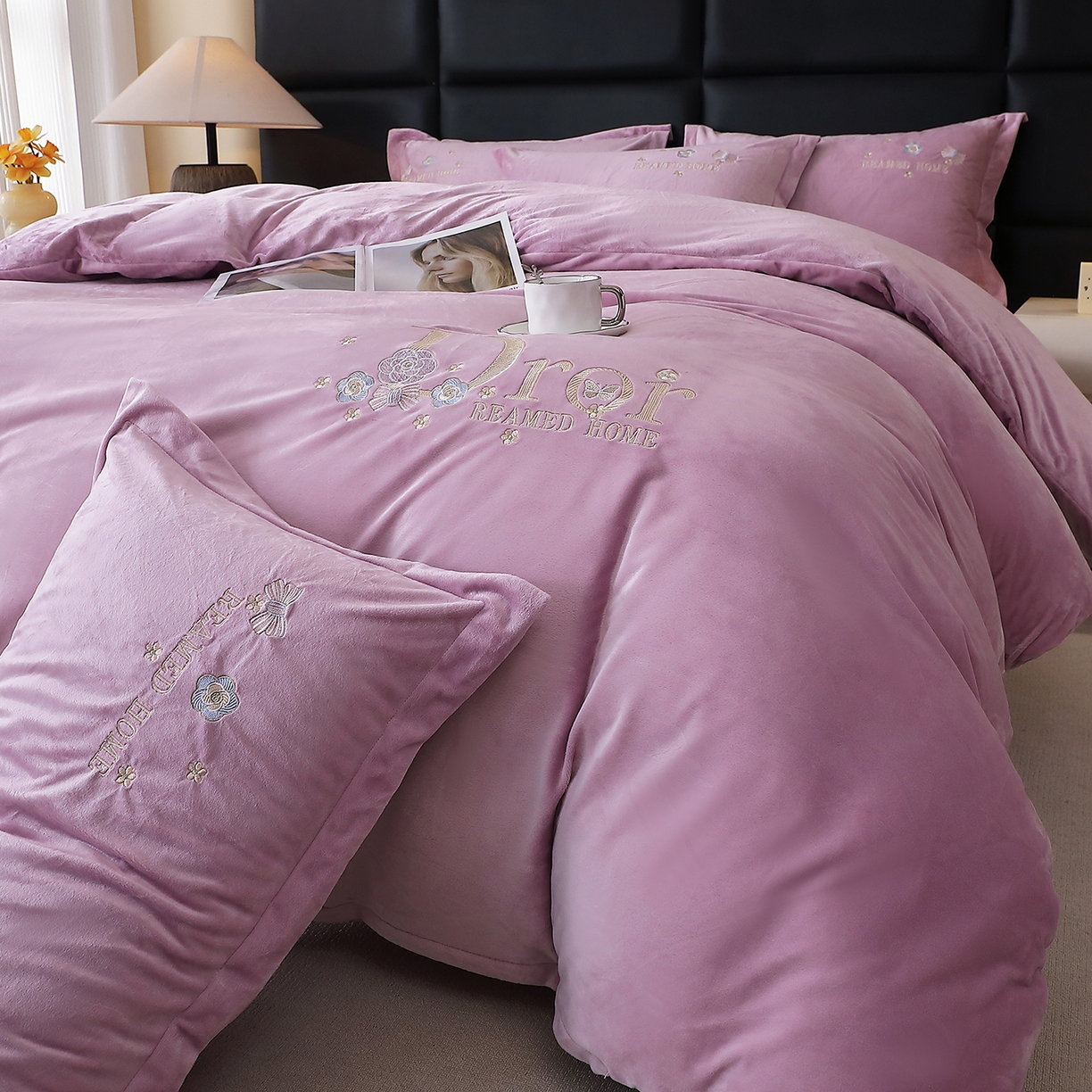 91家纺网 家纺一手货源 找家纺 晶缦家纺 2025新款高克重全消光蚕丝绒刺绣花四件套 初羡-薰衣紫