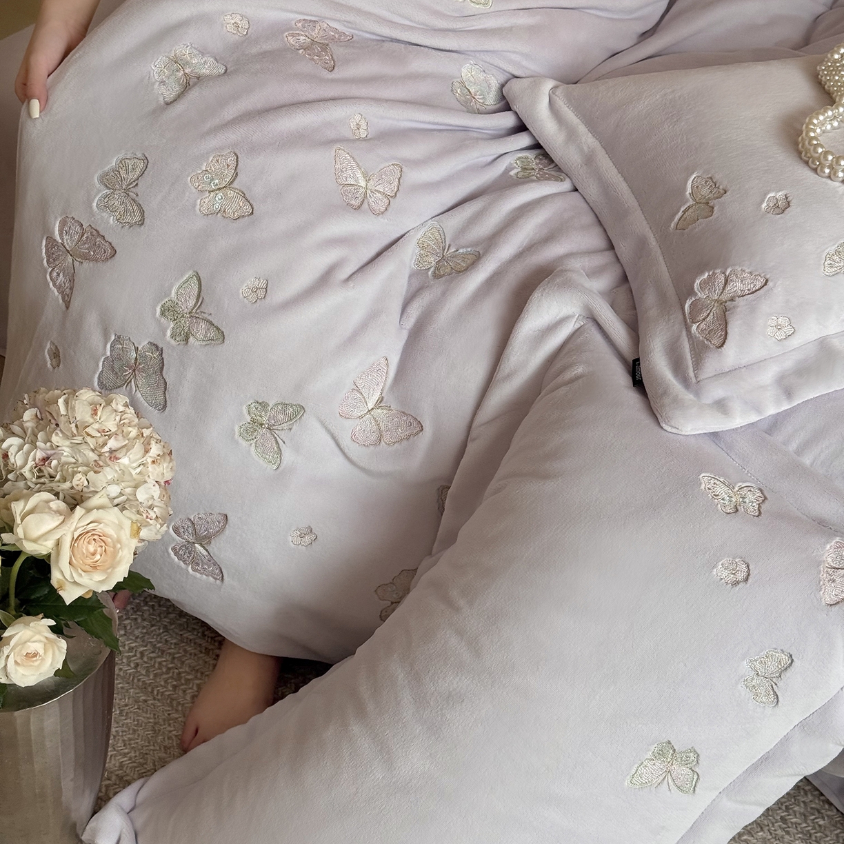 91家纺网 家纺一手货源 找家纺 鹿班家居 2025新款冬季高克重牛奶绒精密刺绣系列四件套-温柔浅梦（标准会员-10元） 温柔浅梦-紫色