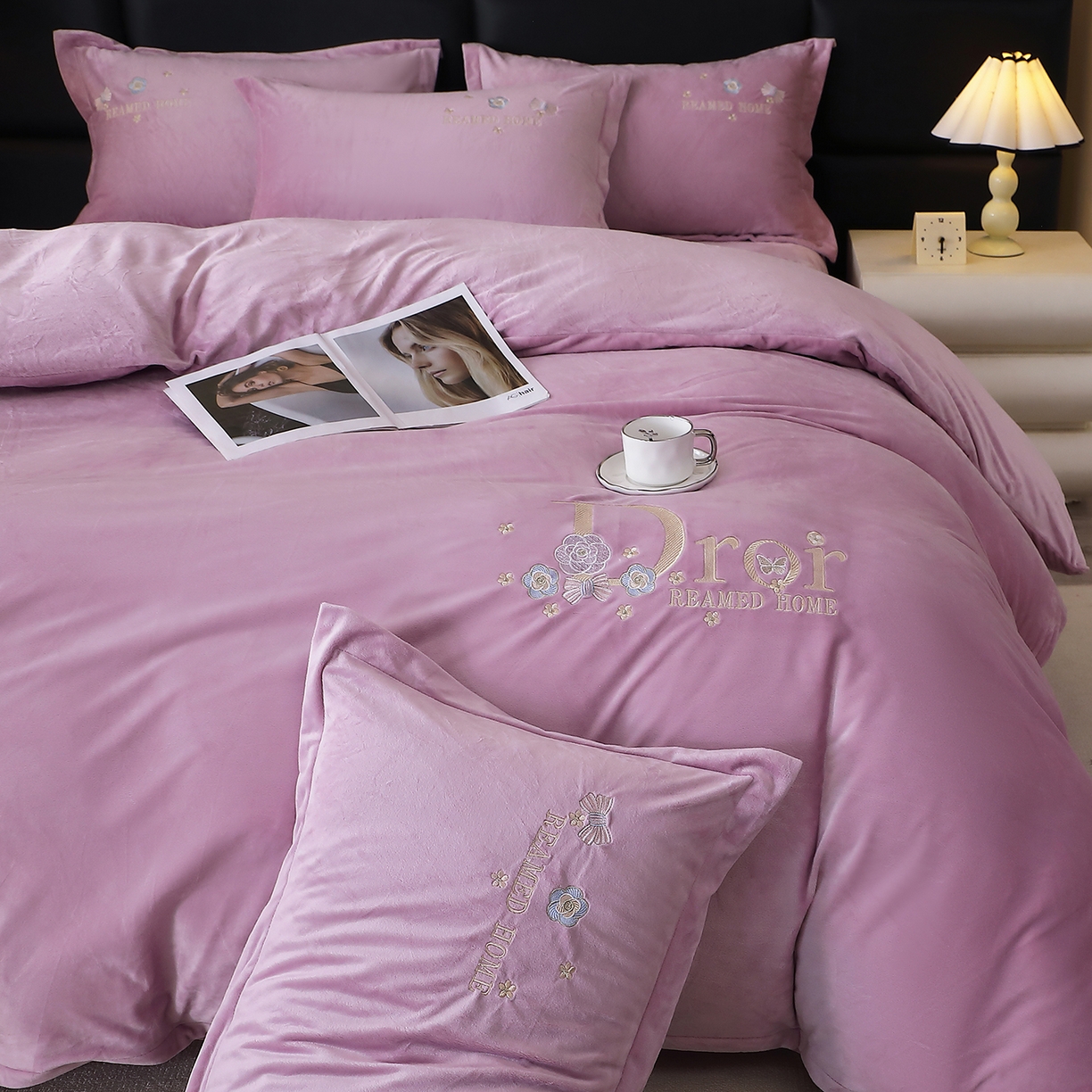 91家纺网 家纺一手货源 找家纺 晶缦家纺 2025新款高克重全消光蚕丝绒刺绣花四件套 初羡-薰衣紫