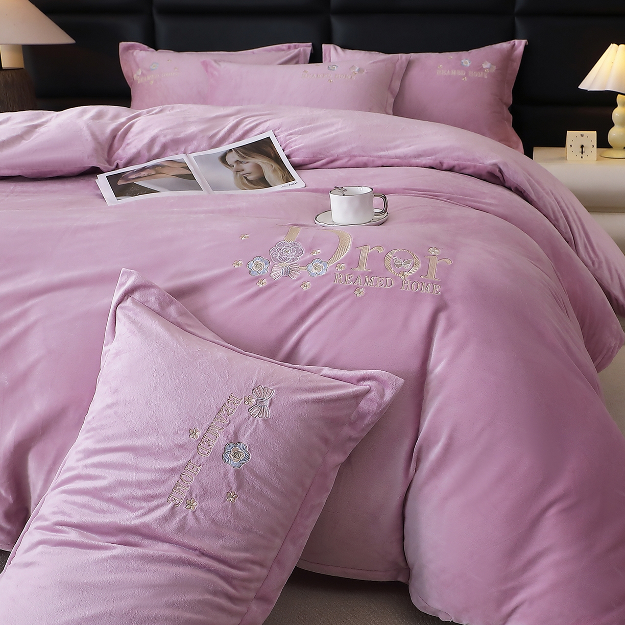 91家纺网 家纺一手货源 找家纺 晶缦家纺 2025新款高克重全消光蚕丝绒刺绣花四件套 初羡-薰衣紫