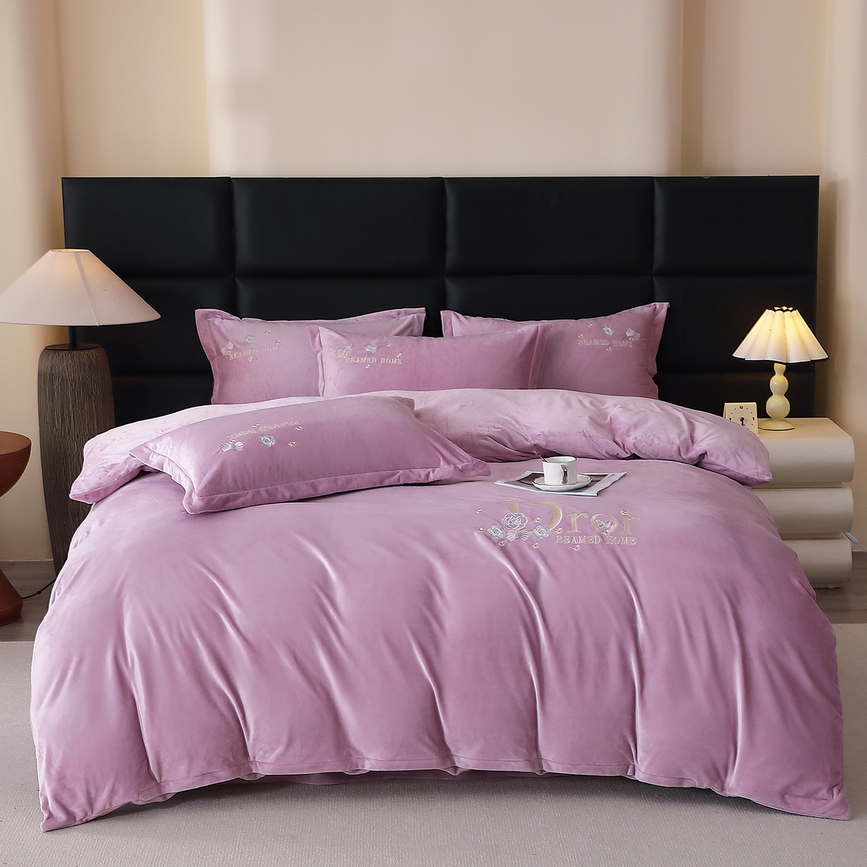 91家纺网 家纺一手货源 找家纺 晶缦家纺 2025新款高克重全消光蚕丝绒刺绣花四件套 初羡-薰衣紫