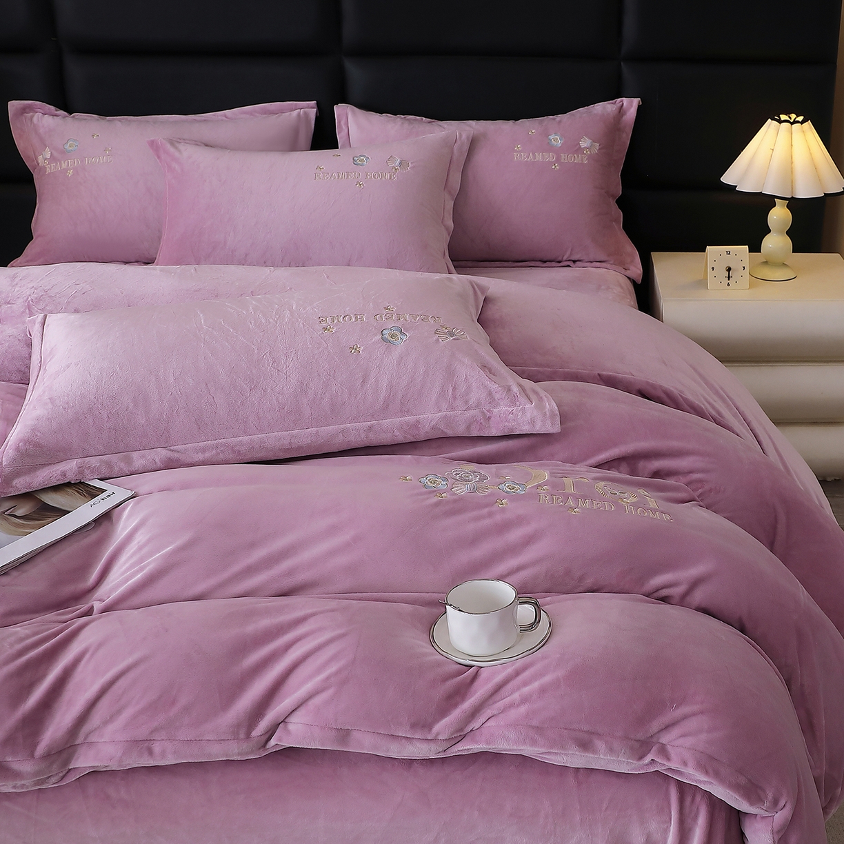 91家纺网 家纺一手货源 找家纺 晶缦家纺 2025新款高克重全消光蚕丝绒刺绣花四件套 初羡-薰衣紫