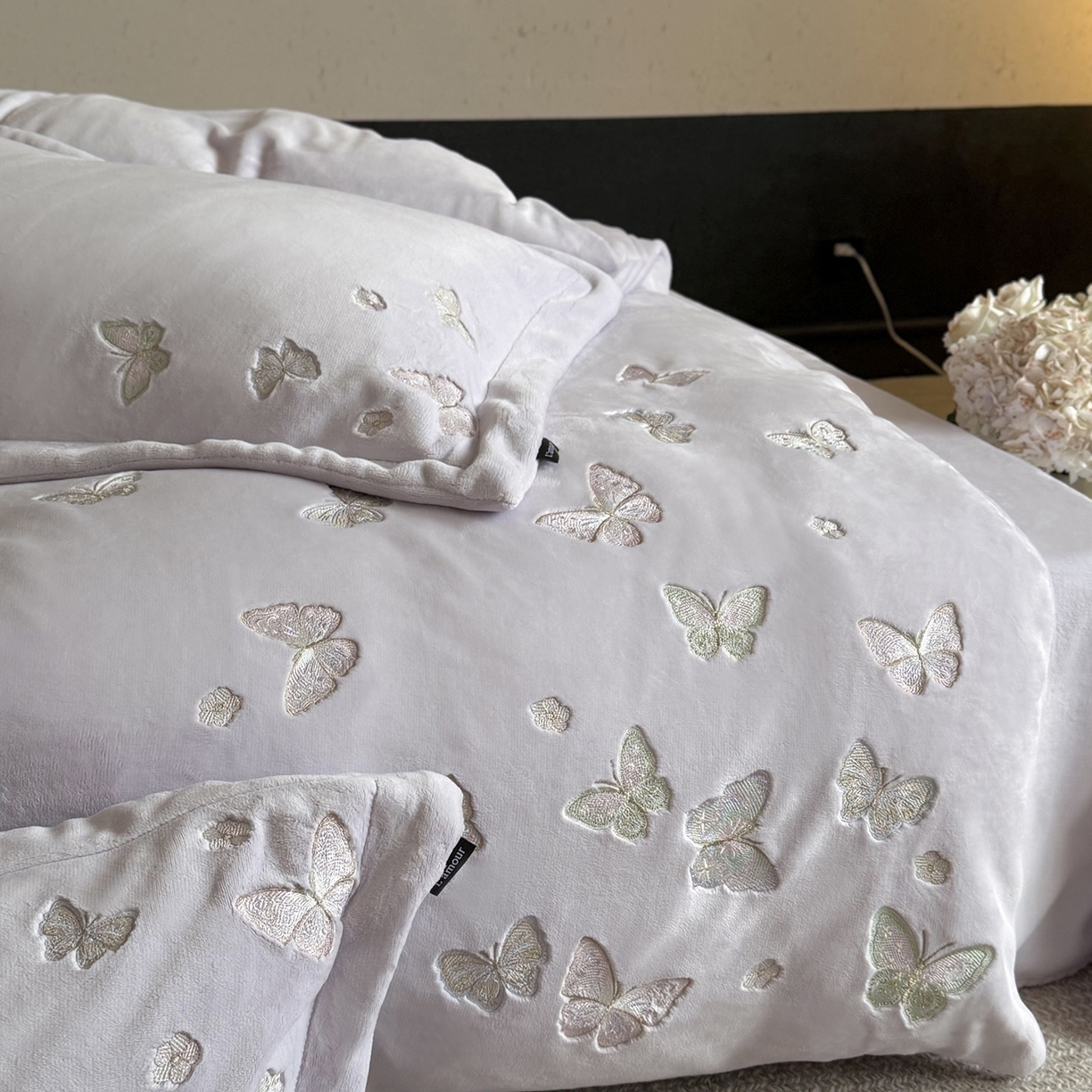 91家纺网 家纺一手货源 找家纺 鹿班家居 2025新款冬季高克重牛奶绒精密刺绣系列四件套-温柔浅梦（标准会员-10元） 温柔浅梦-紫色