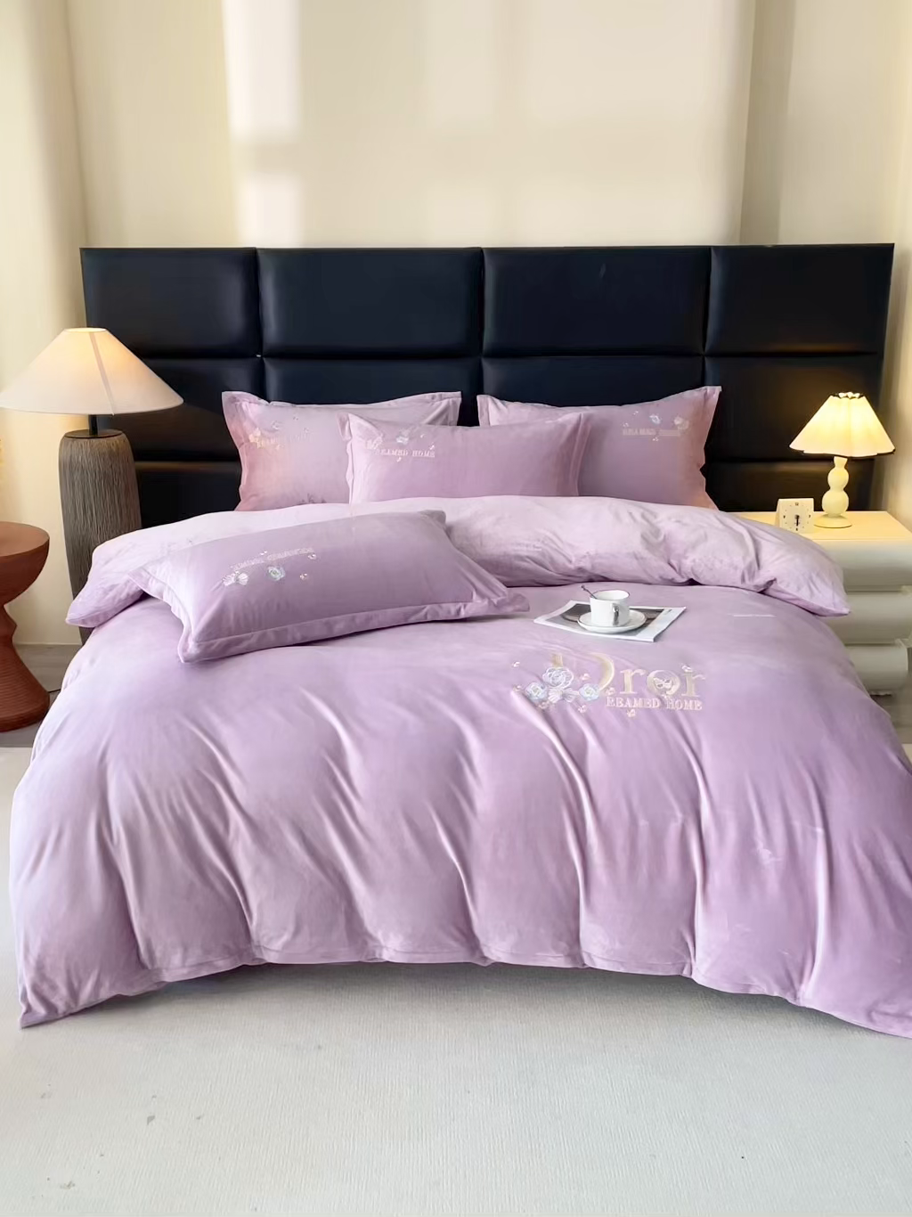 91家纺网 家纺一手货源 找家纺 晶缦家纺 2025新款高克重全消光蚕丝绒刺绣花四件套 初羡-薰衣紫