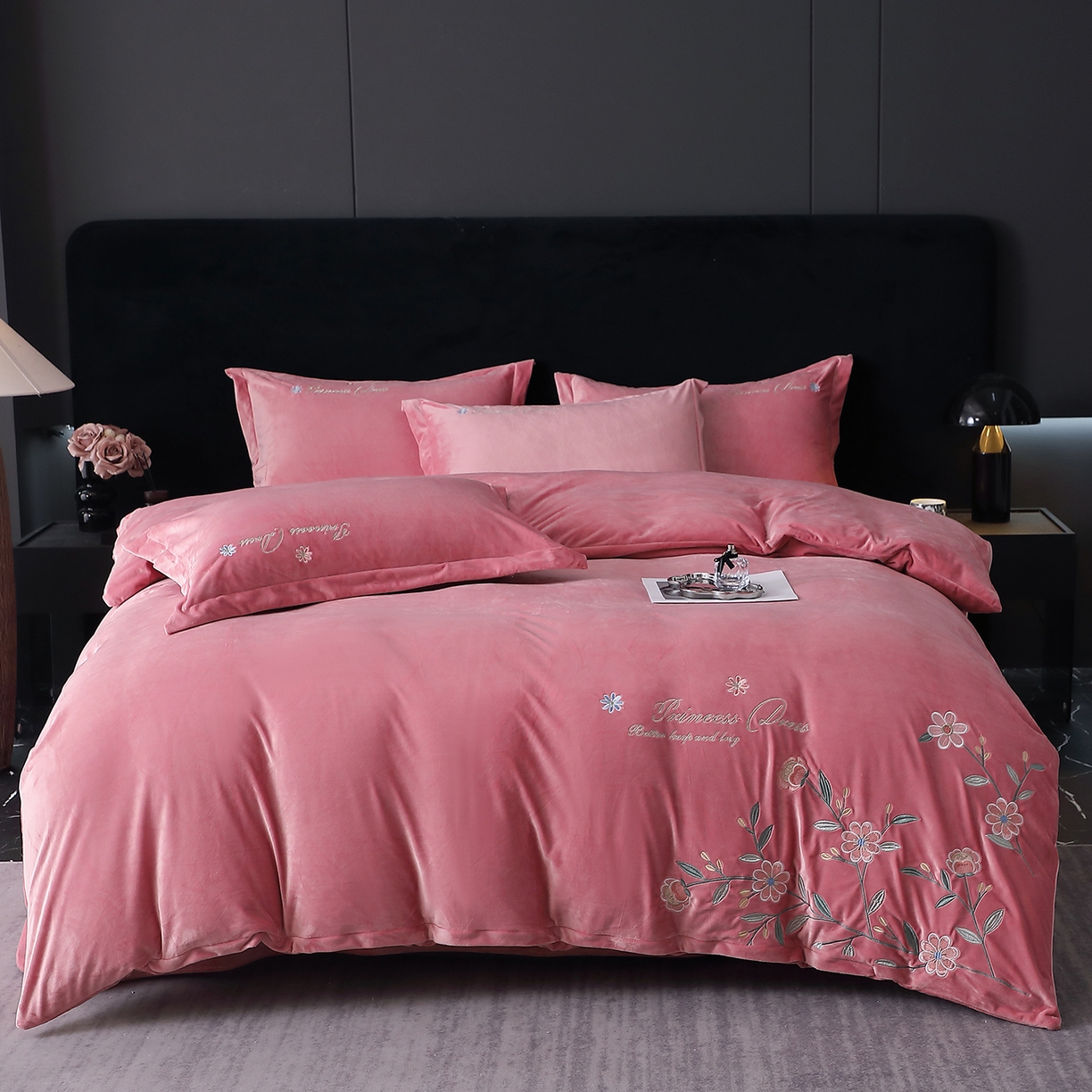 91家纺网 家纺一手货源 找家纺 晶缦家纺 2025新款高克重全消光蚕丝绒刺绣花四件套 繁花-豆沙