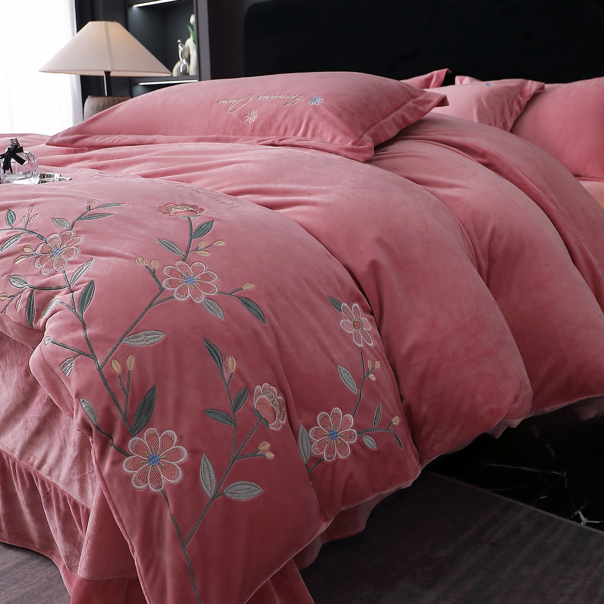 91家纺网 家纺一手货源 找家纺 晶缦家纺 2025新款高克重全消光蚕丝绒刺绣花四件套 繁花-豆沙