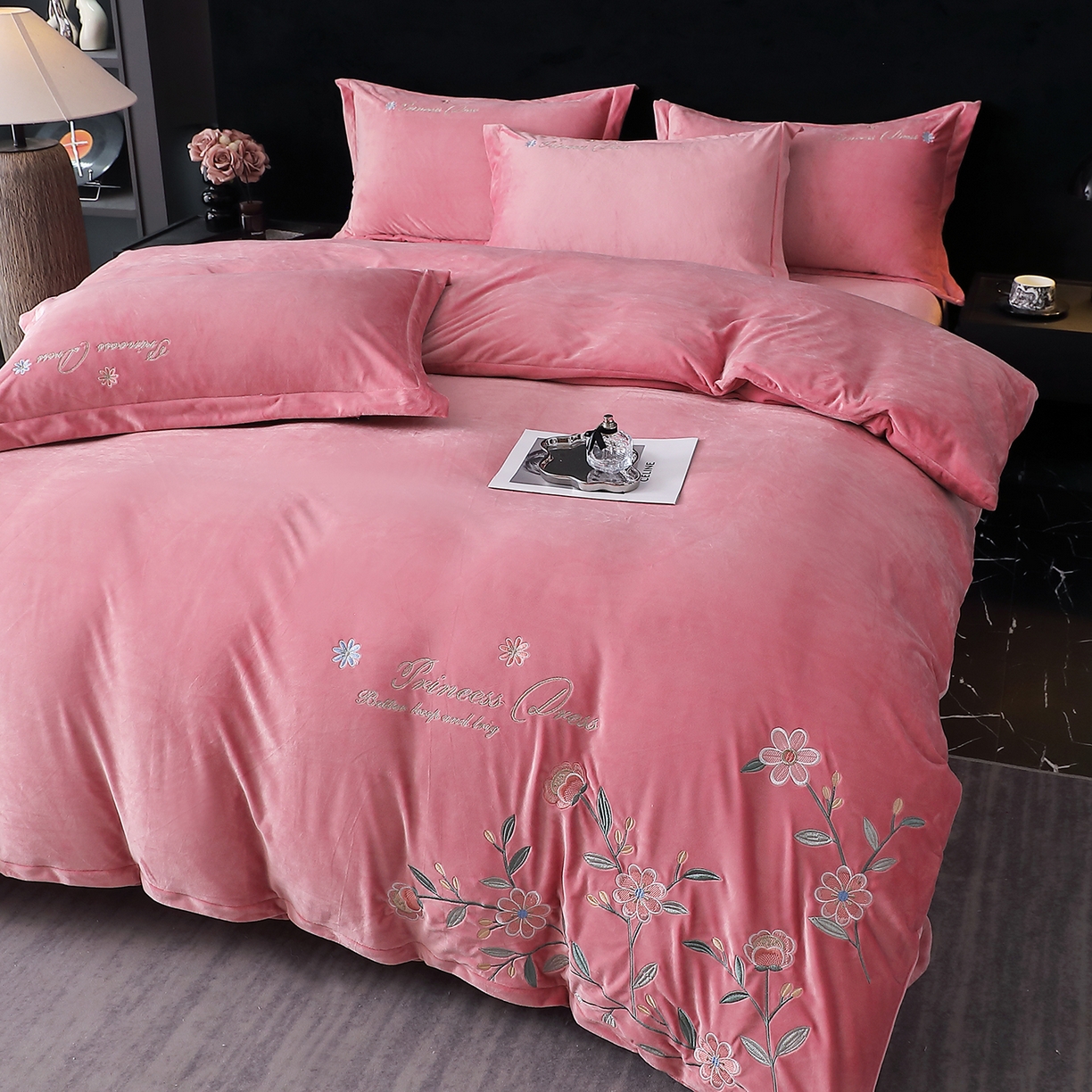 91家纺网 家纺一手货源 找家纺 晶缦家纺 2025新款高克重全消光蚕丝绒刺绣花四件套 繁花-豆沙