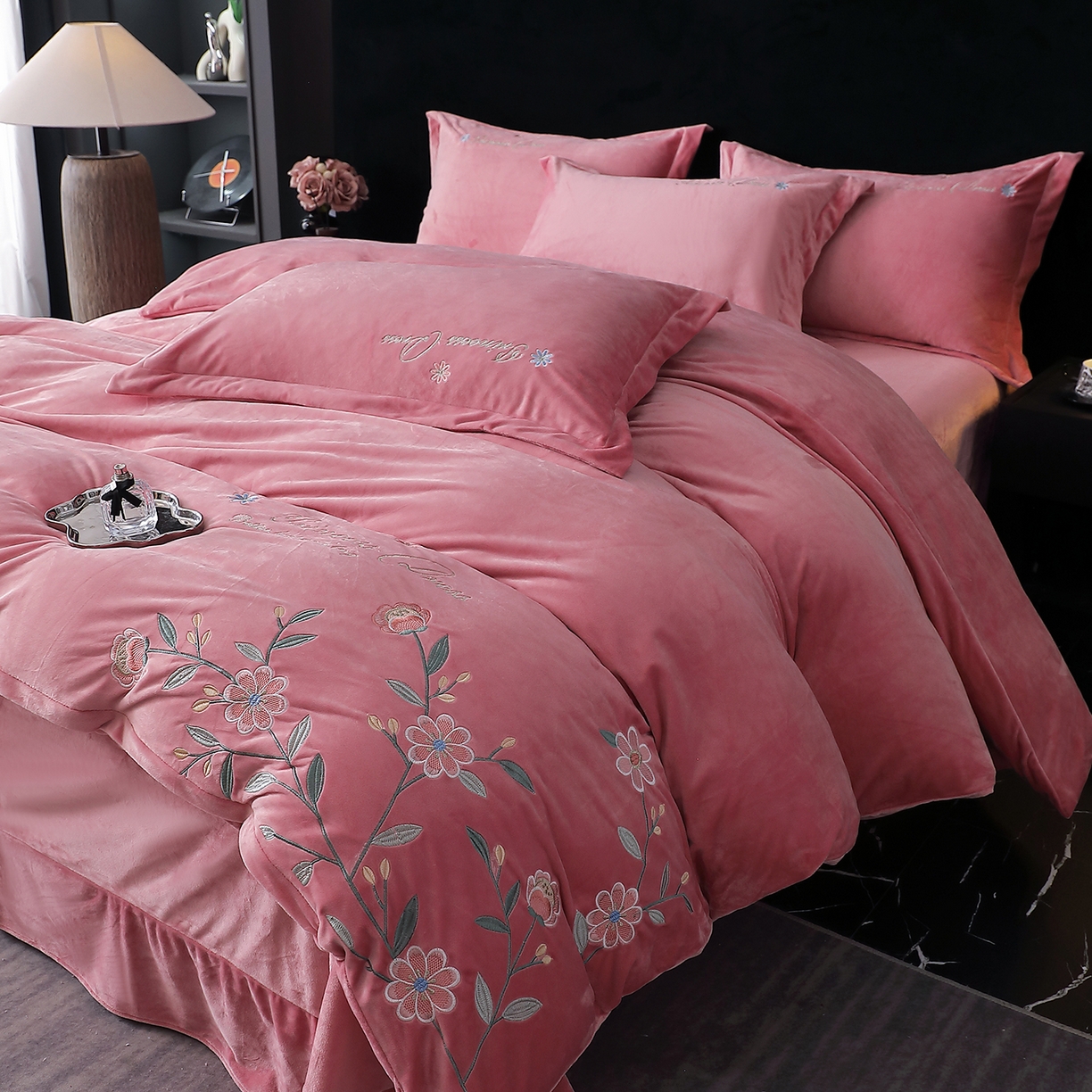 91家纺网 家纺一手货源 找家纺 晶缦家纺 2025新款高克重全消光蚕丝绒刺绣花四件套 繁花-豆沙