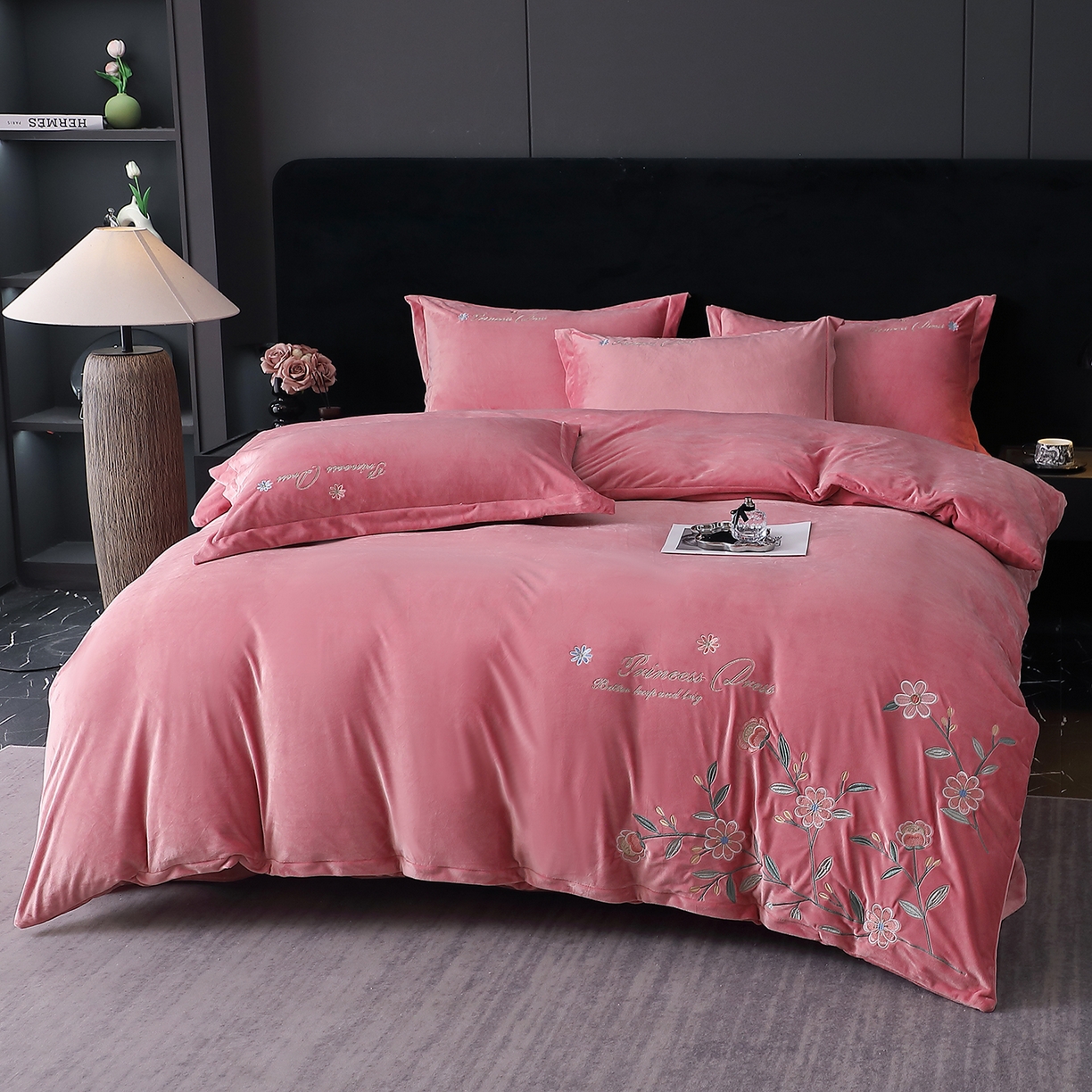 91家纺网 家纺一手货源 找家纺 晶缦家纺 2025新款高克重全消光蚕丝绒刺绣花四件套 繁花-豆沙