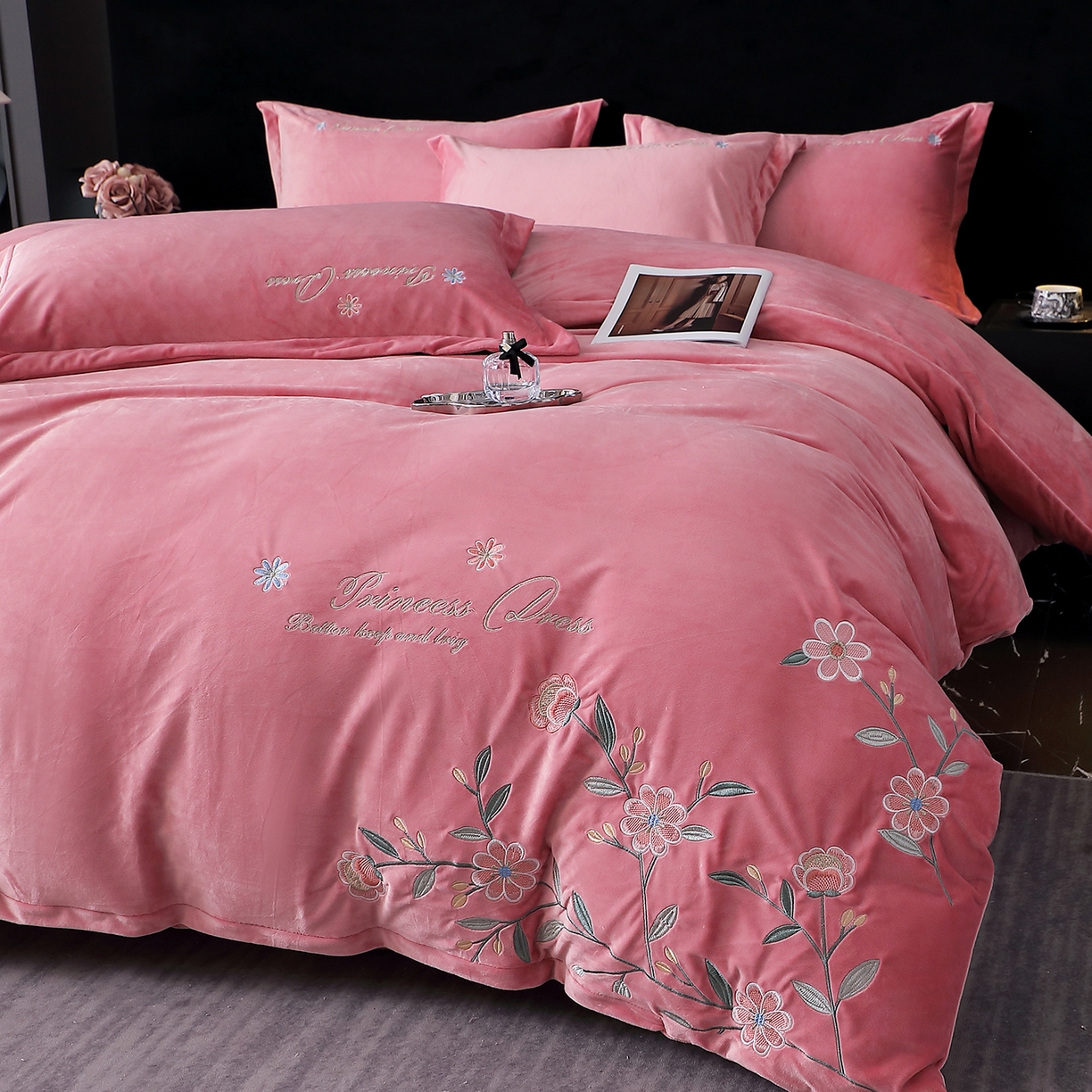 91家纺网 家纺一手货源 找家纺 晶缦家纺 2025新款高克重全消光蚕丝绒刺绣花四件套 繁花-豆沙