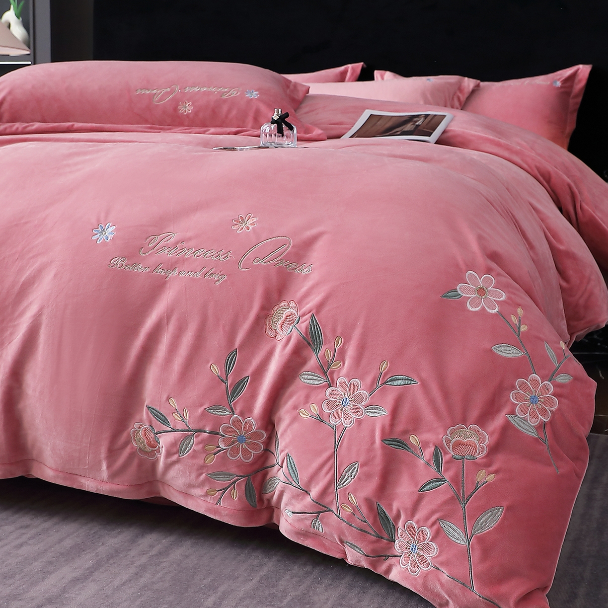 91家纺网 家纺一手货源 找家纺 晶缦家纺 2025新款高克重全消光蚕丝绒刺绣花四件套 繁花-豆沙