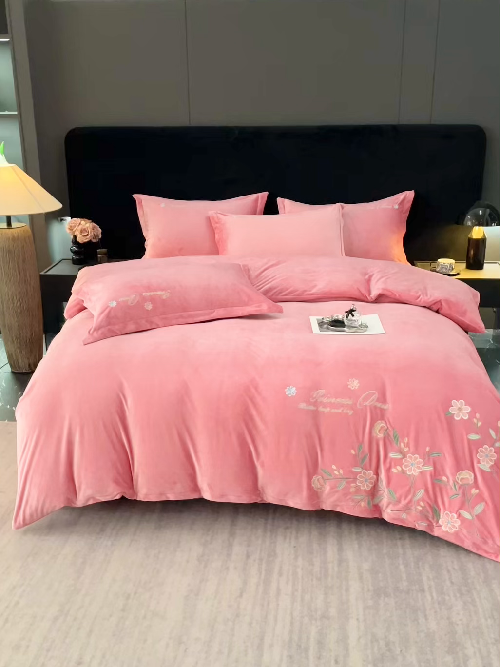 91家纺网 家纺一手货源 找家纺 晶缦家纺 2025新款高克重全消光蚕丝绒刺绣花四件套 繁花-豆沙