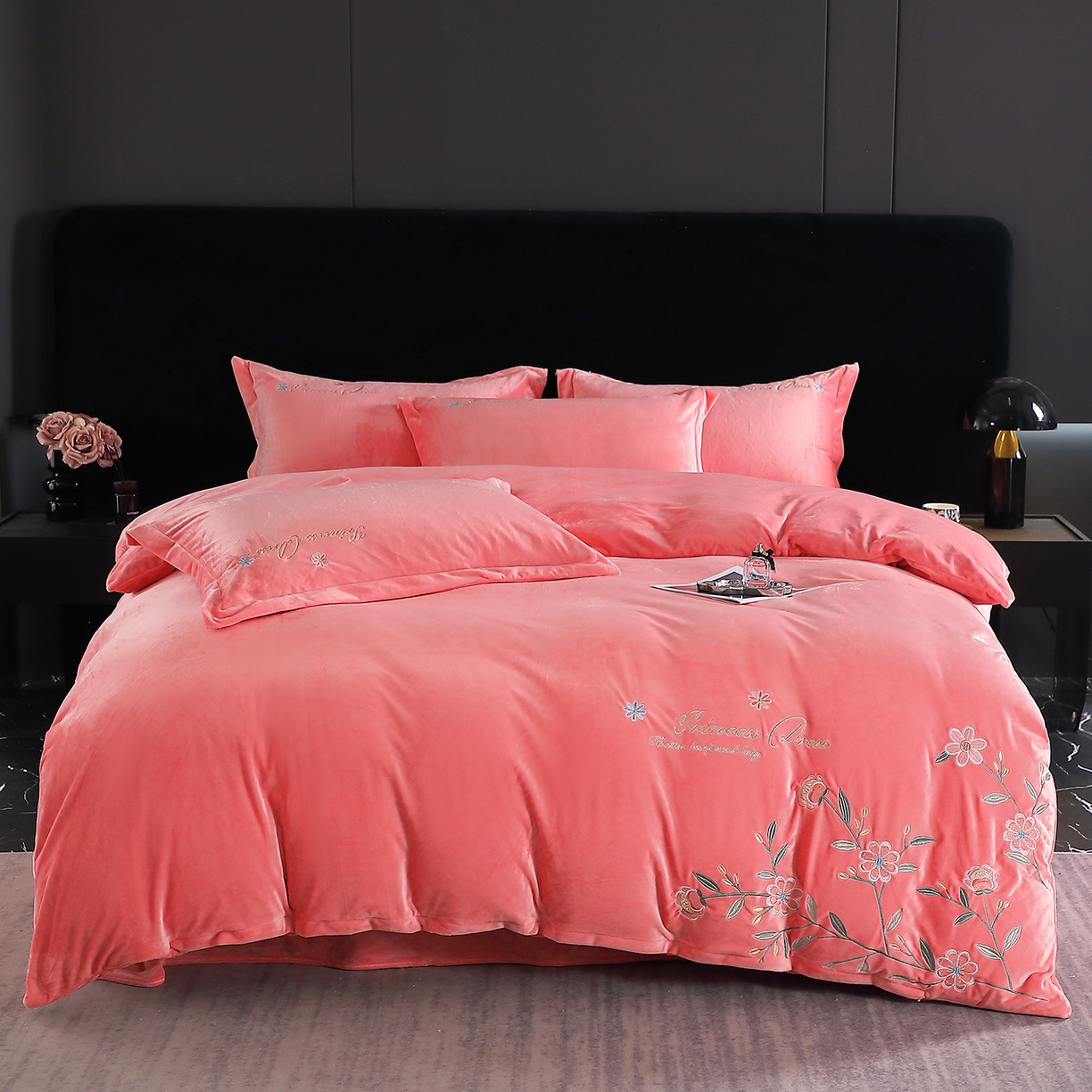 91家纺网 家纺一手货源 找家纺 晶缦家纺 2025新款高克重全消光蚕丝绒刺绣花四件套 繁花-粉玉