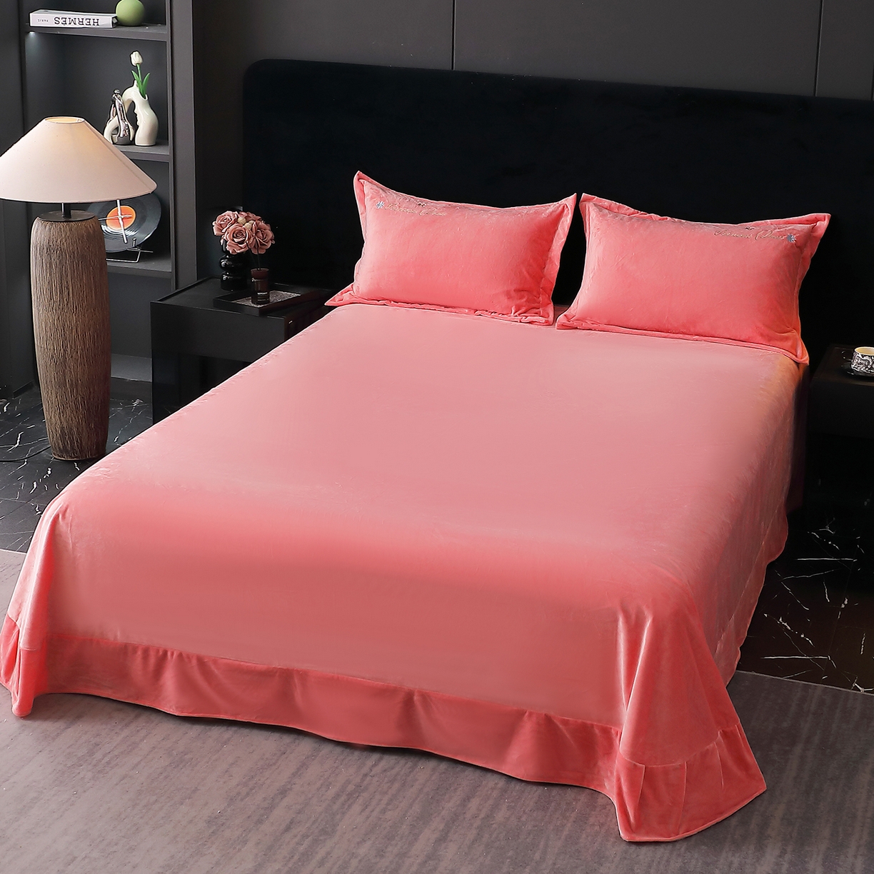 91家纺网 家纺一手货源 找家纺 晶缦家纺 2025新款高克重全消光蚕丝绒刺绣花四件套 繁花-粉玉