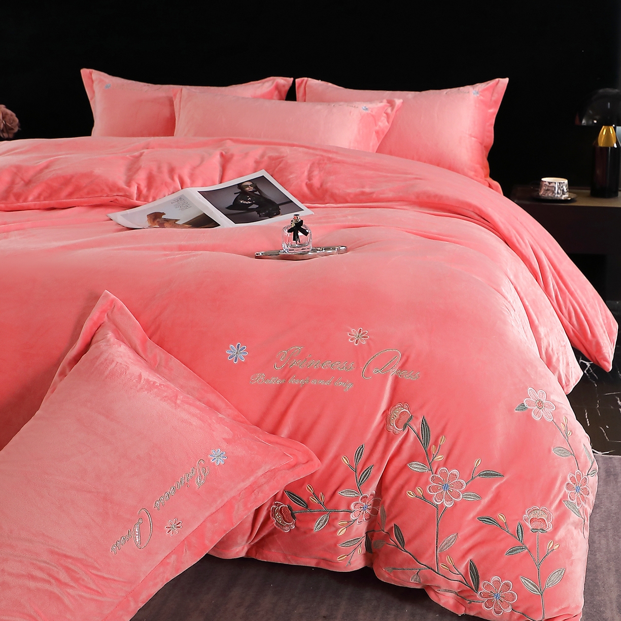 91家纺网 家纺一手货源 找家纺 晶缦家纺 2025新款高克重全消光蚕丝绒刺绣花四件套 繁花-粉玉