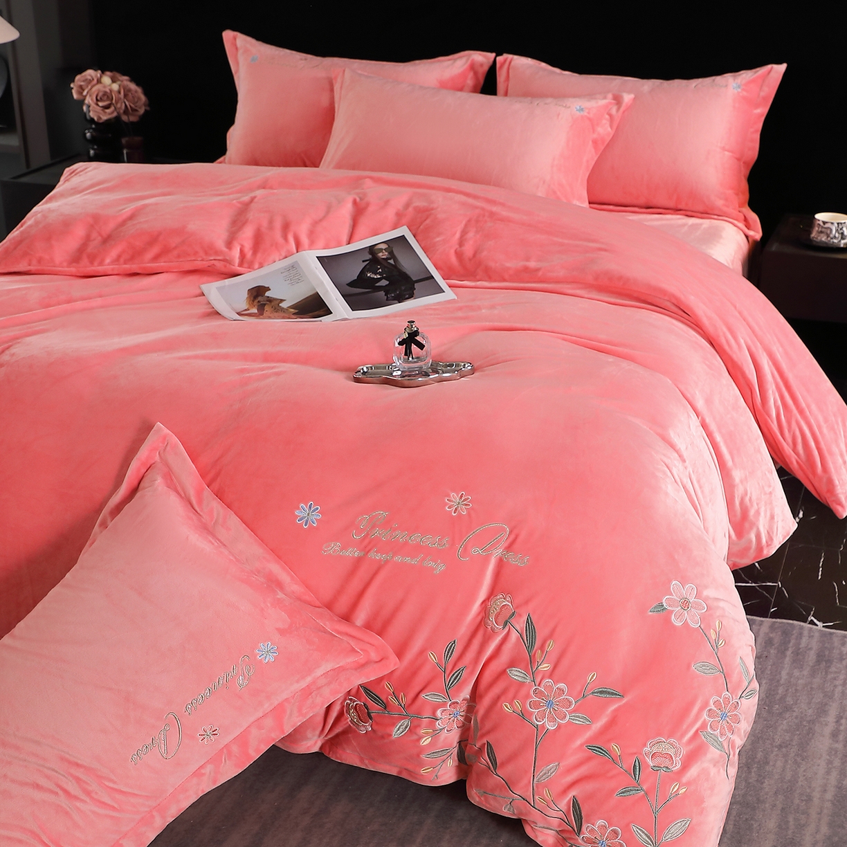 91家纺网 家纺一手货源 找家纺 晶缦家纺 2025新款高克重全消光蚕丝绒刺绣花四件套 繁花-粉玉