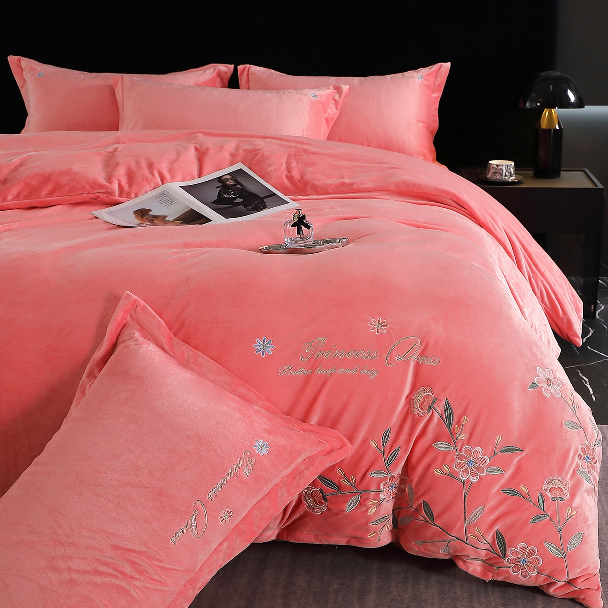 91家纺网 家纺一手货源 找家纺 晶缦家纺 2025新款高克重全消光蚕丝绒刺绣花四件套 繁花-粉玉