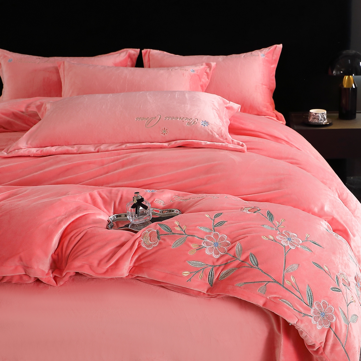 91家纺网 家纺一手货源 找家纺 晶缦家纺 2025新款高克重全消光蚕丝绒刺绣花四件套 繁花-粉玉