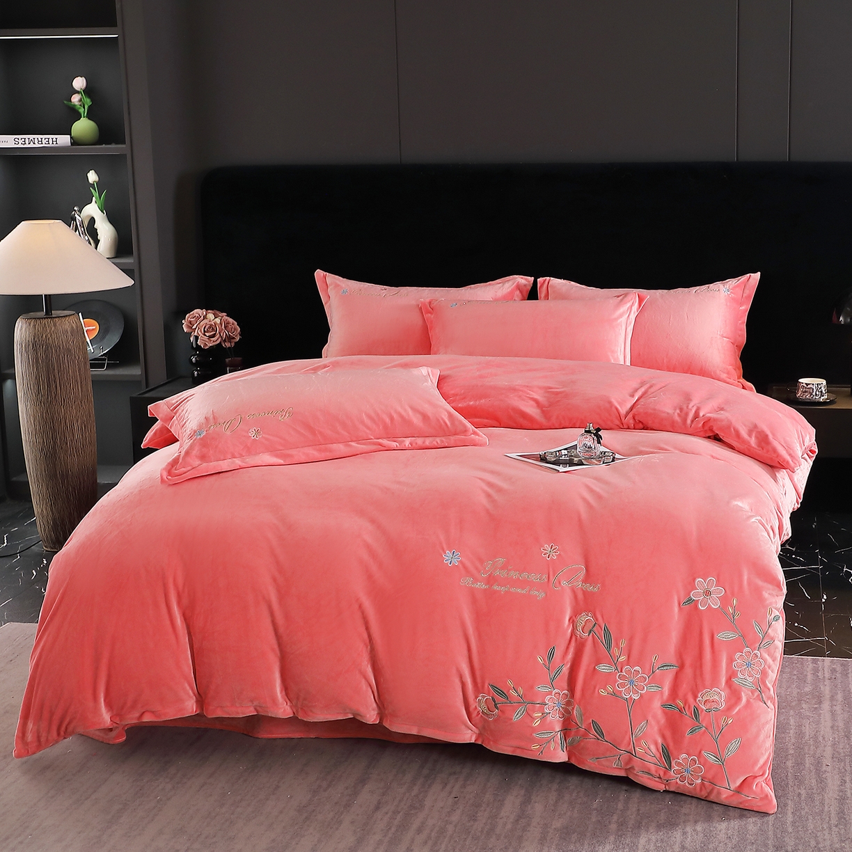 91家纺网 家纺一手货源 找家纺 晶缦家纺 2025新款高克重全消光蚕丝绒刺绣花四件套 繁花-粉玉