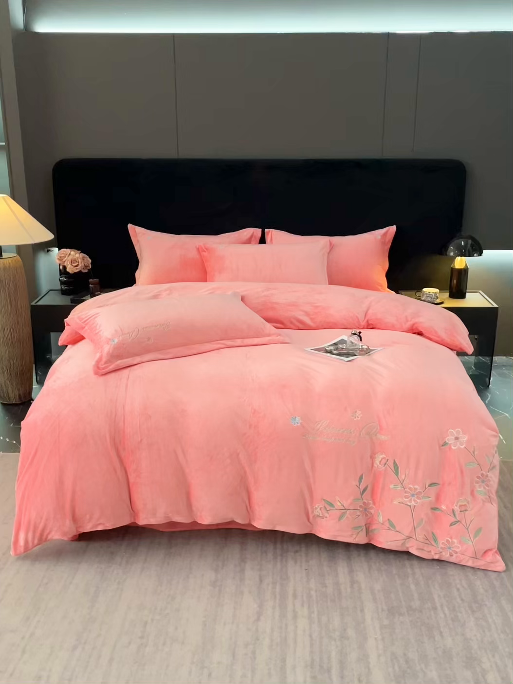 91家纺网 家纺一手货源 找家纺 晶缦家纺 2025新款高克重全消光蚕丝绒刺绣花四件套 繁花-粉玉