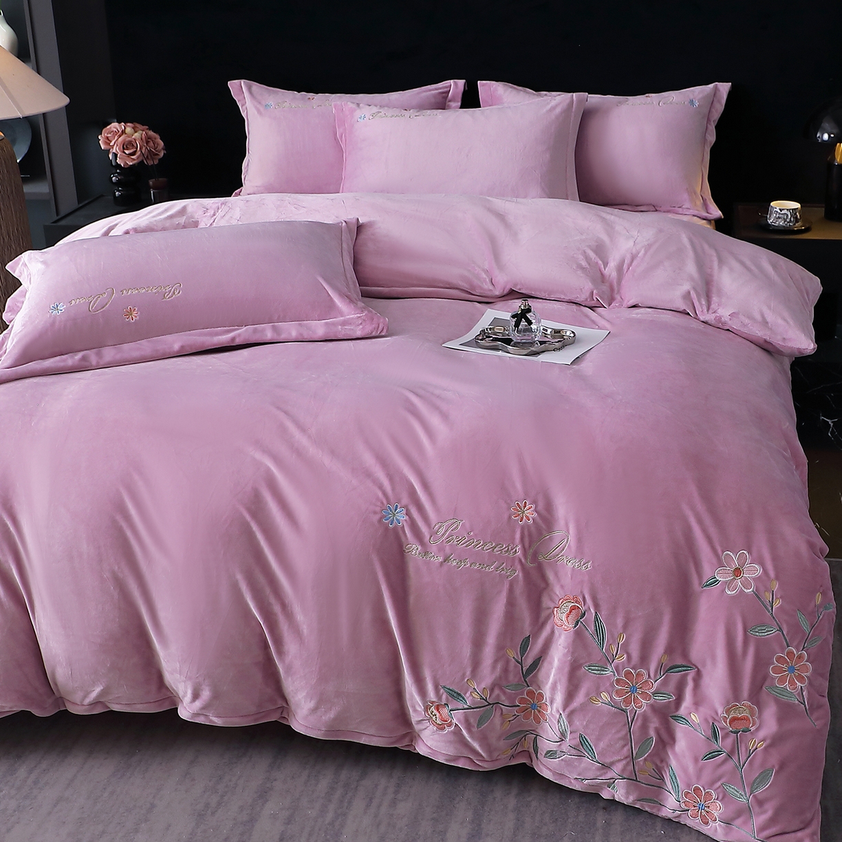 91家纺网 家纺一手货源 找家纺 晶缦家纺 2025新款高克重全消光蚕丝绒刺绣花四件套 繁花-薰衣紫