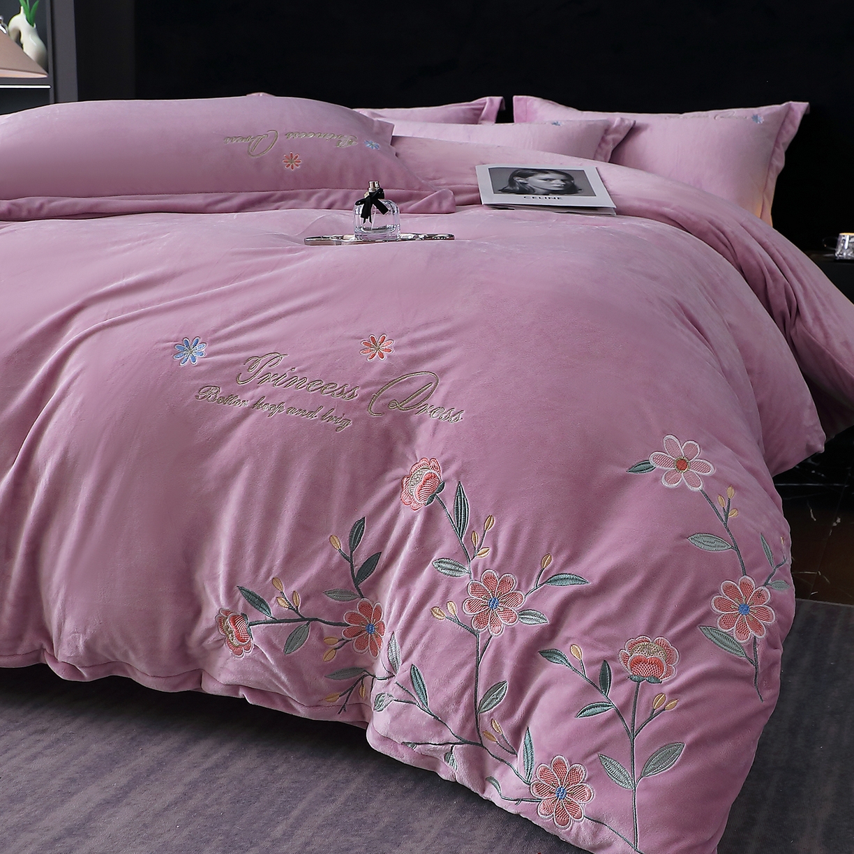 91家纺网 家纺一手货源 找家纺 晶缦家纺 2025新款高克重全消光蚕丝绒刺绣花四件套 繁花-薰衣紫