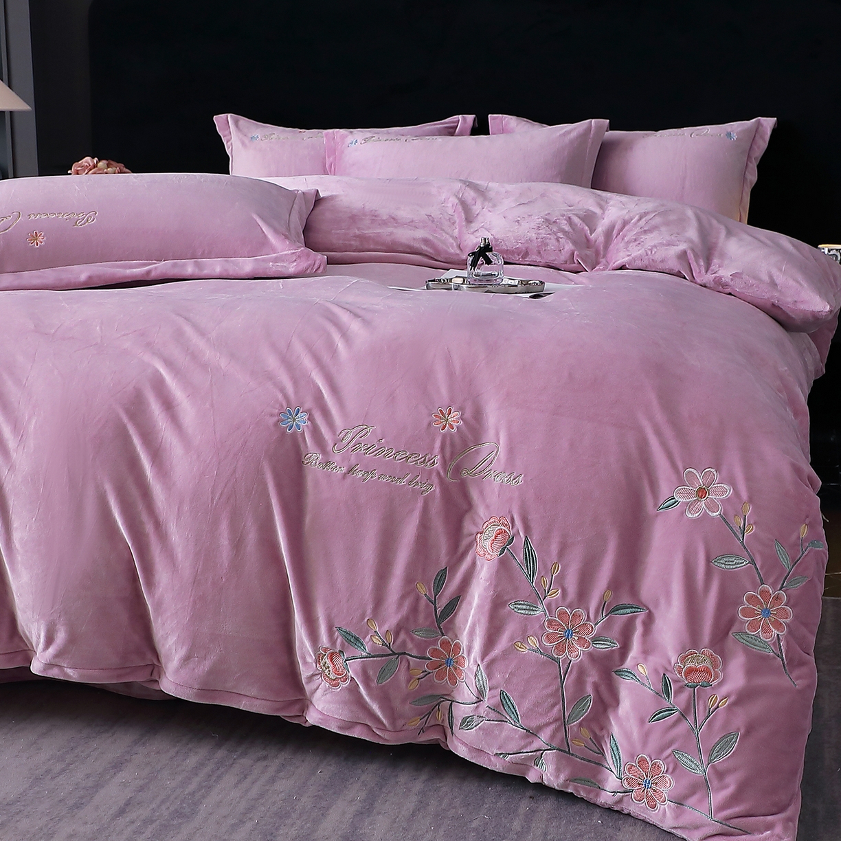 91家纺网 家纺一手货源 找家纺 晶缦家纺 2025新款高克重全消光蚕丝绒刺绣花四件套 繁花-薰衣紫