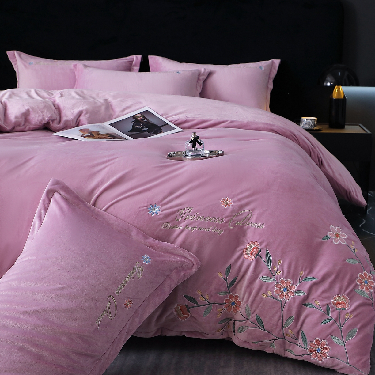 91家纺网 家纺一手货源 找家纺 晶缦家纺 2025新款高克重全消光蚕丝绒刺绣花四件套 繁花-薰衣紫