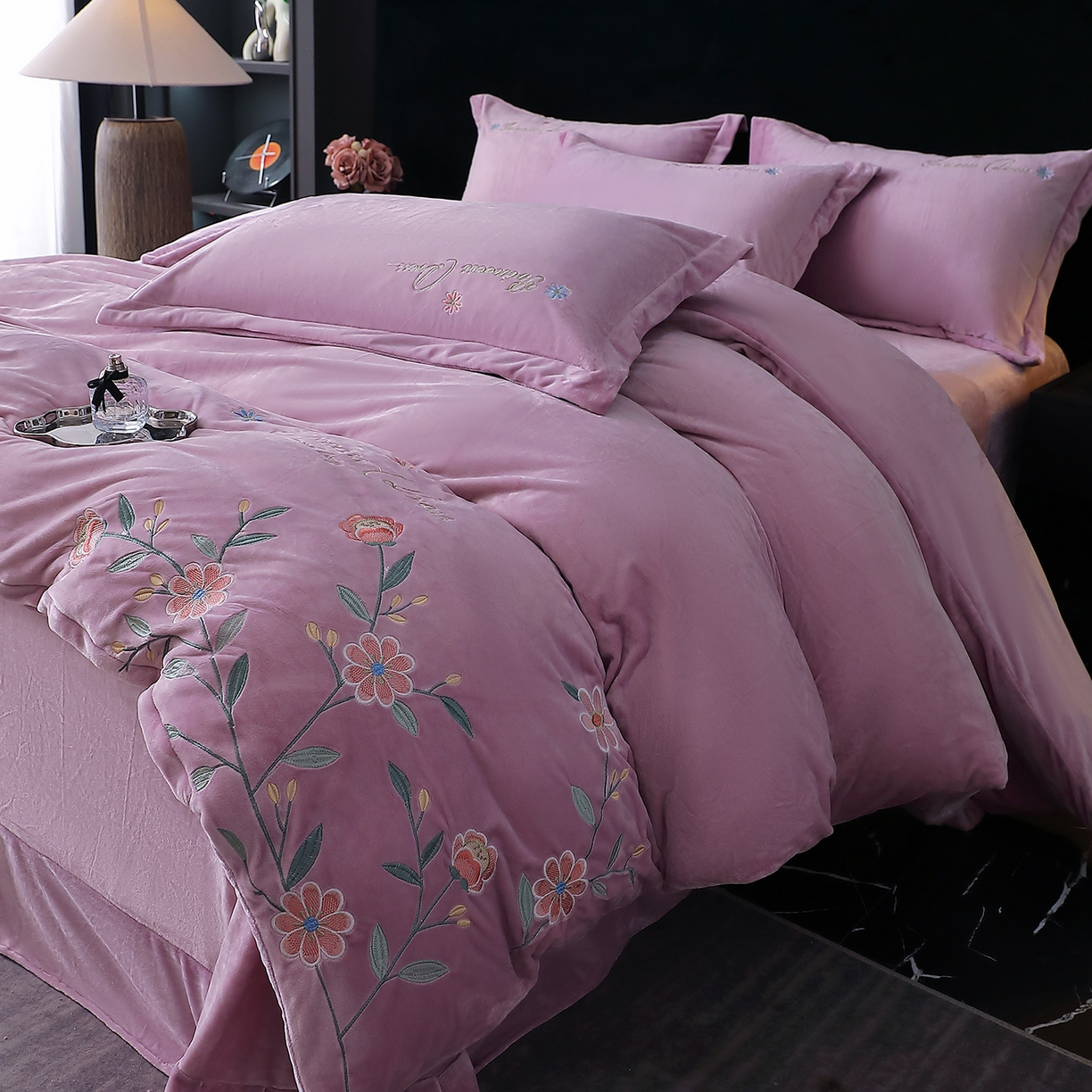 91家纺网 家纺一手货源 找家纺 晶缦家纺 2025新款高克重全消光蚕丝绒刺绣花四件套 繁花-薰衣紫