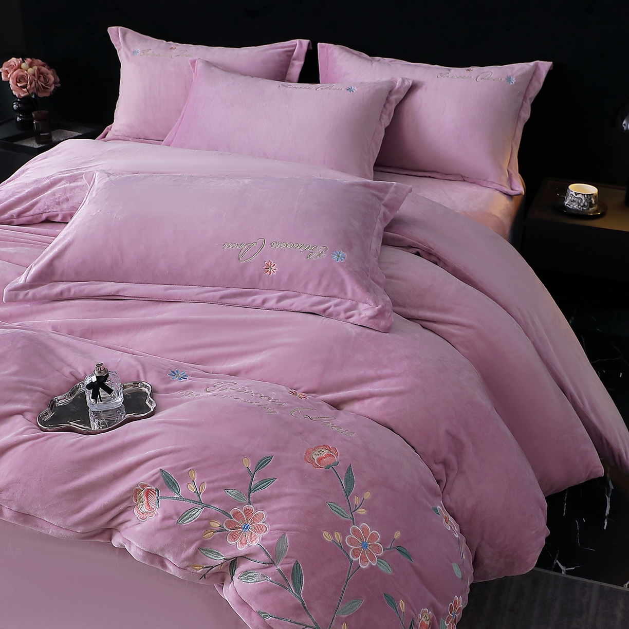 91家纺网 家纺一手货源 找家纺 晶缦家纺 2025新款高克重全消光蚕丝绒刺绣花四件套 繁花-薰衣紫