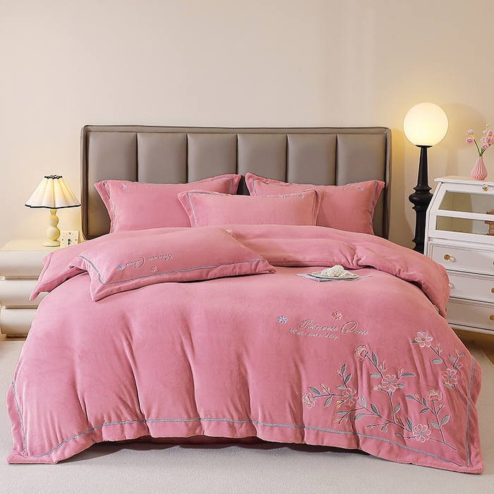 91家纺网 家纺一手货源 找家纺 晶缦家纺 2025新款超高克重保暖太阳绒刺绣花四件套 花觅-豆沙