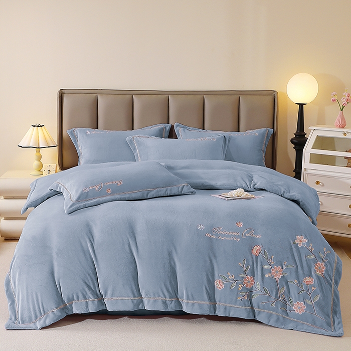 91家纺网 家纺一手货源 找家纺 晶缦家纺 2025新款超高克重保暖太阳绒刺绣花四件套 花觅-蓝灰