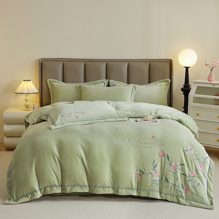 91家纺网 家纺一手货源 找家纺 晶缦家纺 2025新款超高克重保暖太阳绒刺绣花四件套 花觅-清新绿