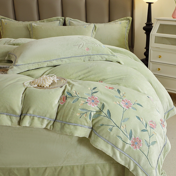 91家纺网 家纺一手货源 找家纺 晶缦家纺 2025新款超高克重保暖太阳绒刺绣花四件套 花觅-清新绿