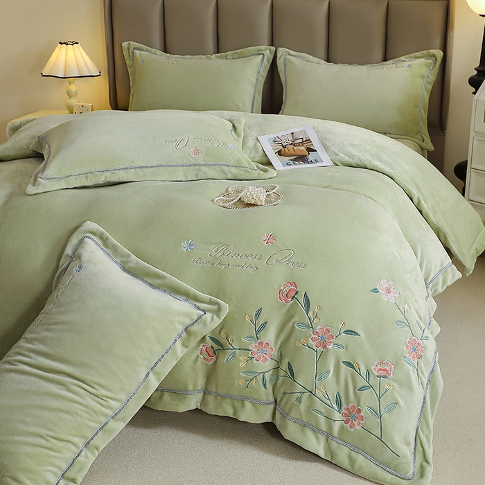 91家纺网 家纺一手货源 找家纺 晶缦家纺 2025新款超高克重保暖太阳绒刺绣花四件套 花觅-清新绿