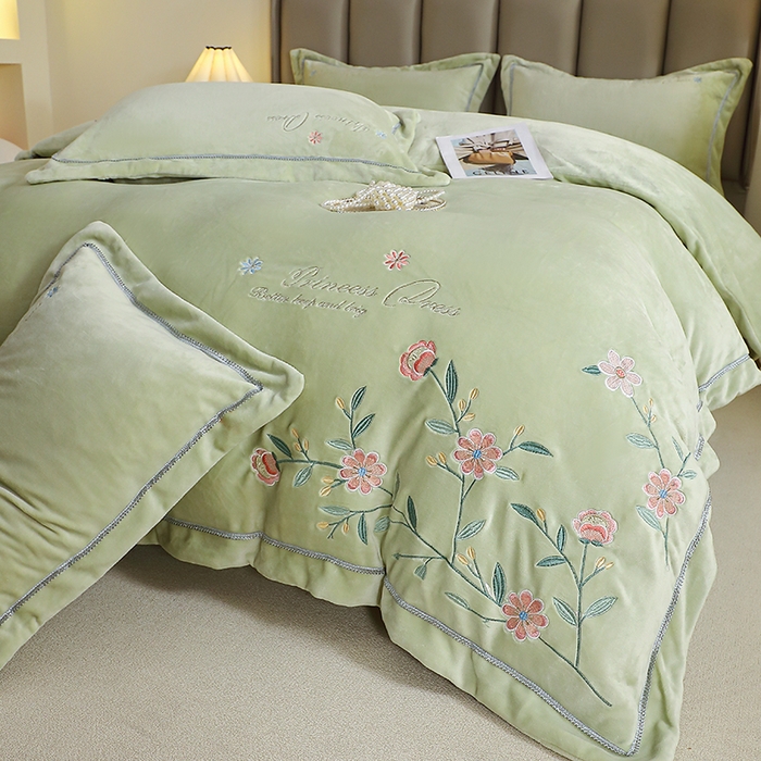 91家纺网 家纺一手货源 找家纺 晶缦家纺 2025新款超高克重保暖太阳绒刺绣花四件套 花觅-清新绿