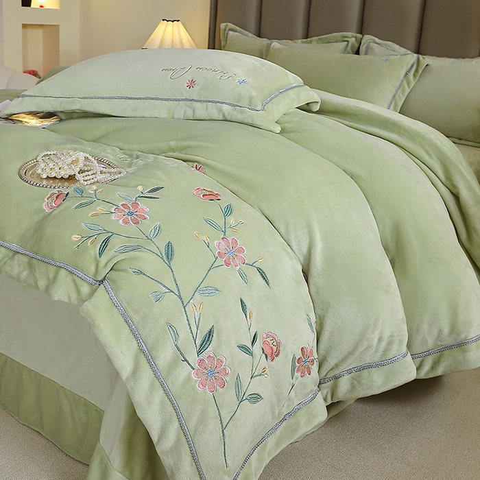 91家纺网 家纺一手货源 找家纺 晶缦家纺 2025新款超高克重保暖太阳绒刺绣花四件套 花觅-清新绿