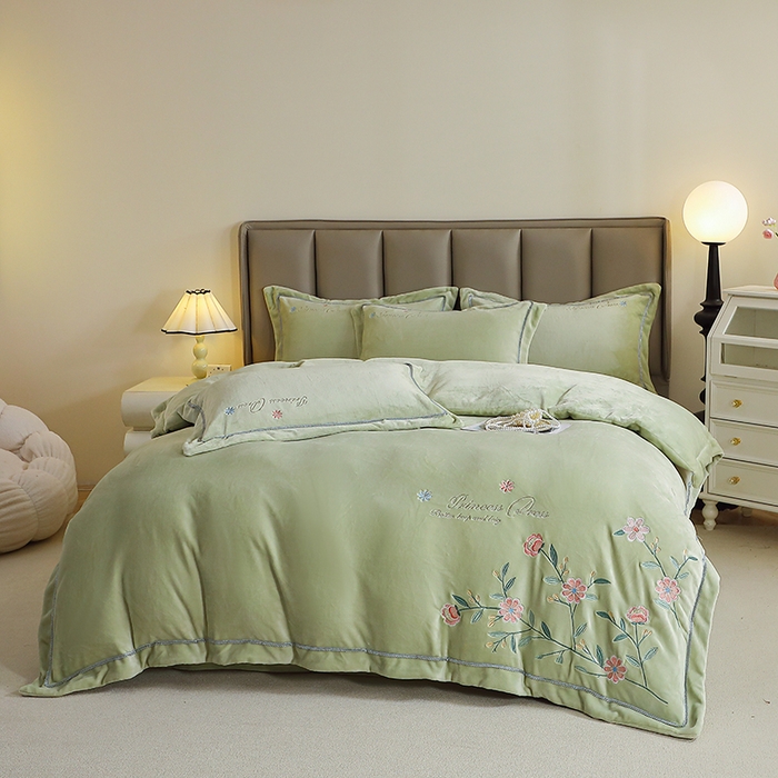 91家纺网 家纺一手货源 找家纺 晶缦家纺 2025新款超高克重保暖太阳绒刺绣花四件套 花觅-清新绿