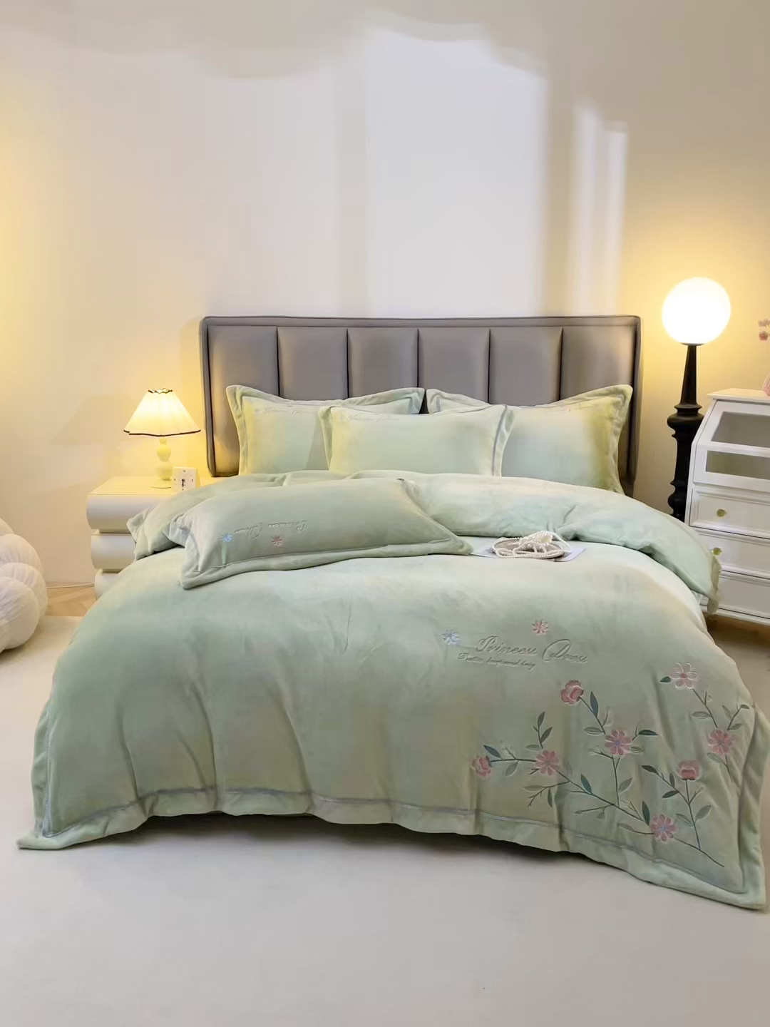91家纺网 家纺一手货源 找家纺 晶缦家纺 2025新款超高克重保暖太阳绒刺绣花四件套 花觅-清新绿