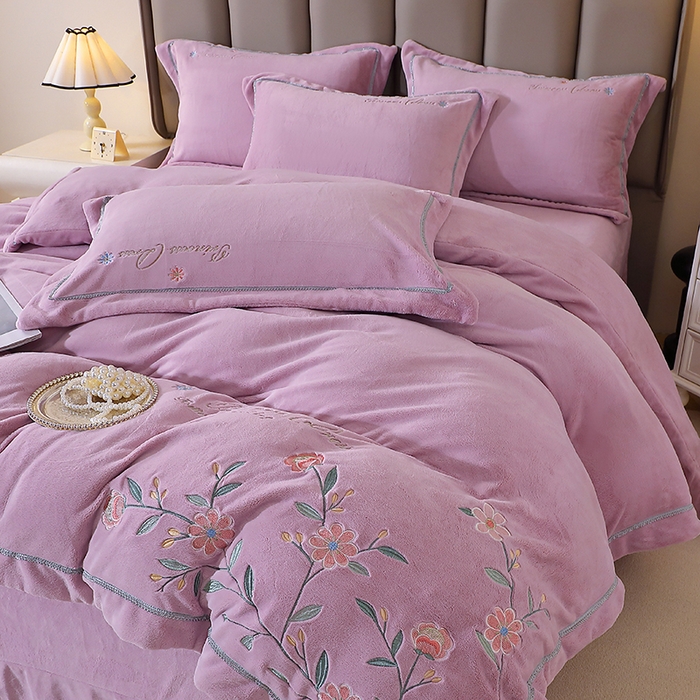 91家纺网 家纺一手货源 找家纺 晶缦家纺 2025新款超高克重保暖太阳绒刺绣花四件套 花觅-薰衣紫